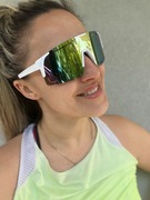 Okulary sportowe, biała ramka i kolorowe szkła UV