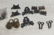 WYTRZYMAŁE METALOWE ANTYCZNE 2 KŁÓDKI VINTAGE Z 4 KLUCZAMI  ZAWIASY 