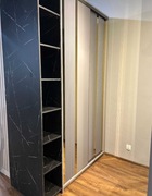 Nowoczesna i elegancka szafa z otwartym regałem