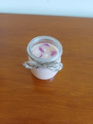 Świeczka sojowa różana z płatkami róży w szklanym słoiczku