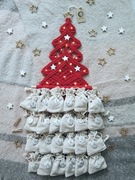 Kalendarz adwentowy czerwony, choinka, makrama LED