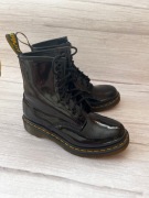 37 glany Dr. Martens czarne lakierowana skóra hit