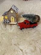 Świąteczny zestaw dekoracyjny – domek LED, choinka i czerwony samochodzik