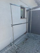 wieszak chromowany na kółkach do sklepu, garderoby