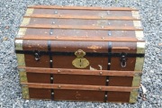 Stary kufer podróżny w bardzo dobrym stanie