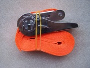 Taśma zabezpieczająca ładunek z mechanizmem naciągowym