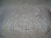 UBRANKO DLA LALKI - FARTUSZEK BIAŁY Z HAFTEM Z PRL-u