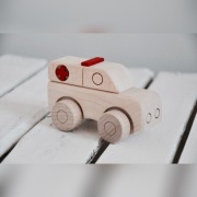 Ambulans, karetka, drewniane auto