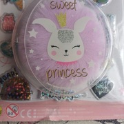 Prezent dla dziewczynki zestaw Sweet Princes puszysty breloczek I naklejki 