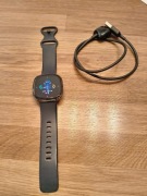czarny smartwatch Fitbit Sense