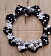 Wianek bożonarodzeniowy z makramy czarno srebrno biały średnica 47cm