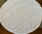 Obrusy/serwety haftowane ręcznie, haft kurpiowski - Ø 50 cm, len