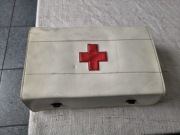 Apteczka samochodowa – wyposażenie z epoki  – idealna do klasyka