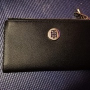 Czarny portwfel marki Tommy Hilfiger