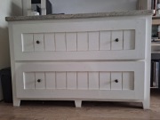 Komoda z drewna z blatem z granitu