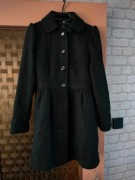 Czarny płaszcz w stylu vintage