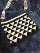 Czarno-biała torba listonoszka, ręcznie robiona