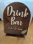 Ślubny stojak z drewna z napisem "Drink Bar"