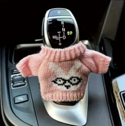 Uroczy sweterek na gałkę zmiany biegów – różowy, dziergany pokrowiec 