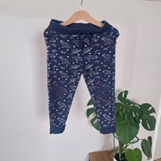 Spodnie dresowe 110 granatowe w dinozaury gwiazdki wygodne elastyczne bawe