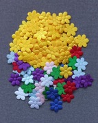 Kwiatuszki kolorowe materiałowe ozdobne 100szt