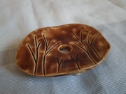 Mydelniczka ceramiczna z gliny brązowa, drzewa