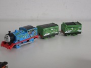 Tomek i Przyjaciele jeżdżąca lokomotywa z wagonikami