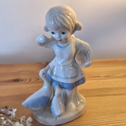 Figurka porcelanowa Dziewczynka karmiąca kaczki