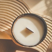 Świeczka w łupinie kokosa