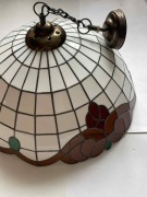 Żyrandol z kloszem witrażowym