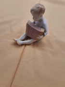 Figurka porcelanowa chłopiec z harmonią 