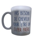 KUBEK Z NAPISEM PO FRANCUSKU NIE POTRZEBUJESZ WŁOSÓW BY BYĆ SUPER BRATEM