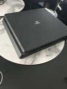 Playstation 4 slim 1 TB, 2 pady, 4 gry