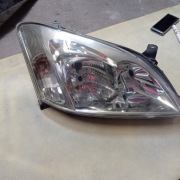 Toyota corolla E 12 3drzwii prawy reflektor 89006309