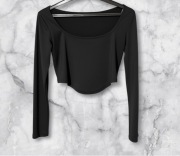 Czarna bluzka crop top – długi rękaw – dekolt typu łódka