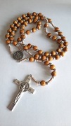 Męski drewniany różaniec z medalikiem św Benedykta