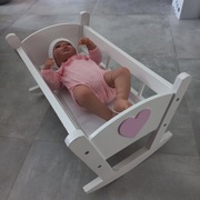 Drewniana kołyska dla lalek