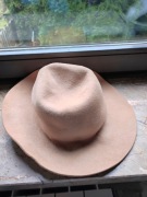 beżowy filcowy kapelusz ciepły Reserved  modny czapka nakrycie głowy 