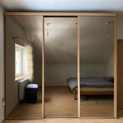 Szafa przesuwna z lustrem 3-drzwiowa – pojemna, duża, stan bardzo dobry