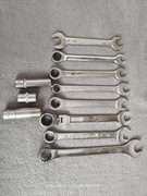 Zestaw kluczy płaskich i dodatki.