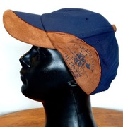 Dżinsowa czapka z daszkiem.