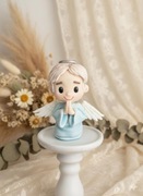 Figurka na tort z masy cukrowej Aniołek chłopiec topper chrzest