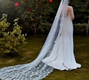 Nowy welon katedralny 300cm off-white kwiaty z perłami długi złamana biel