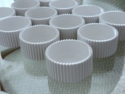 Osłonka pojemnik ryflowany prążki baza do świec, gips ceramiczny