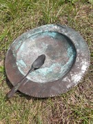 Stary talerz i łyżeczka. 23,5 cm średnicy.