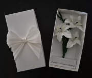 Mini bukiecik z krepiny w pudełeczku hand made. Komunia