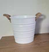 Osłonka wiaderko metalowe z uszkami na kwiaty 