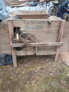  zabytkowa wialnia do zboża znana też jako młynek do czyszczenia ziarna)