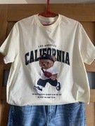 Kremowy t shirt z misiem