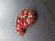 Czerwona broszka paisley